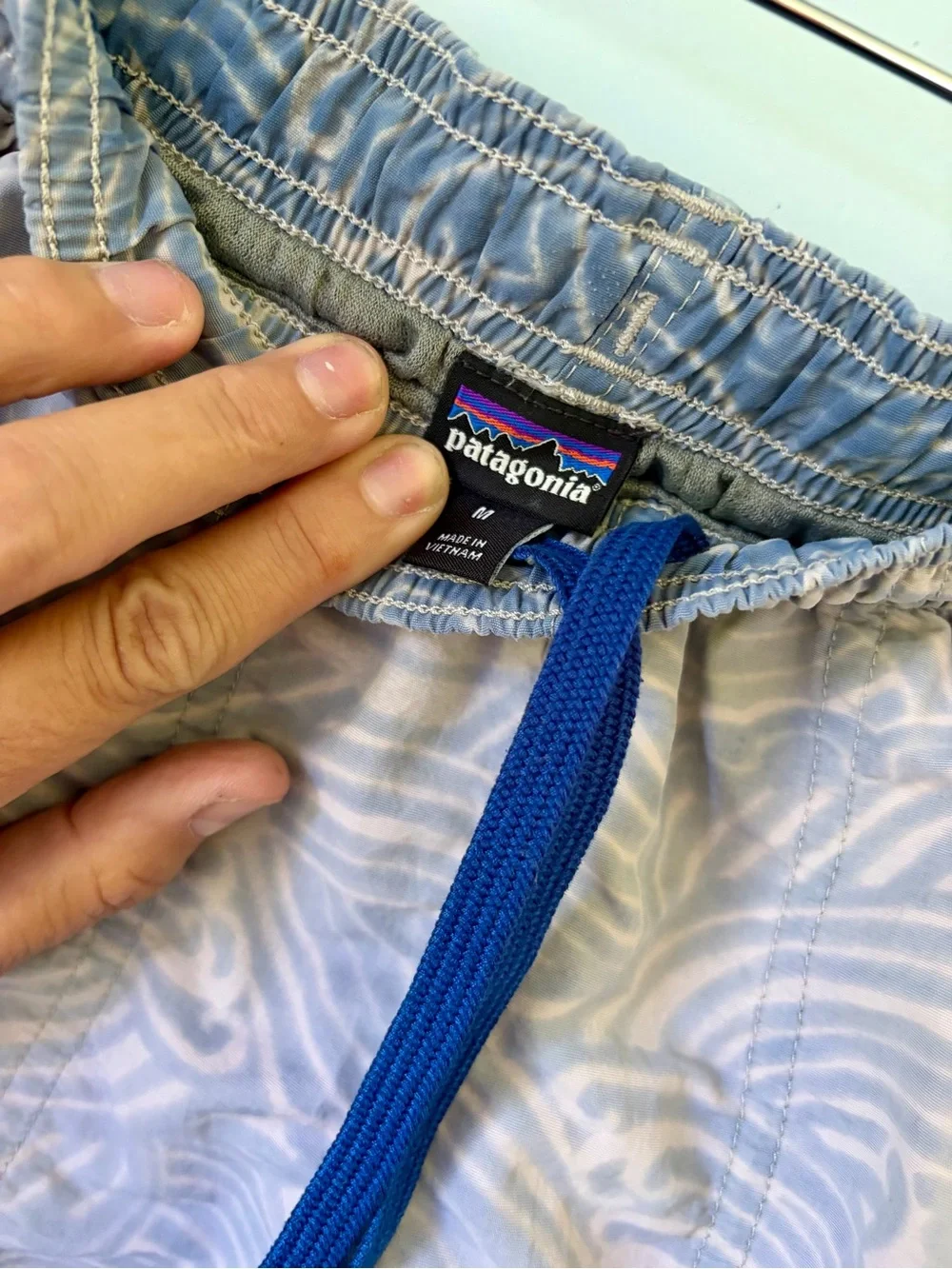 Patagonia Boys Light Gray & White Wave-Print Swim Trunks M